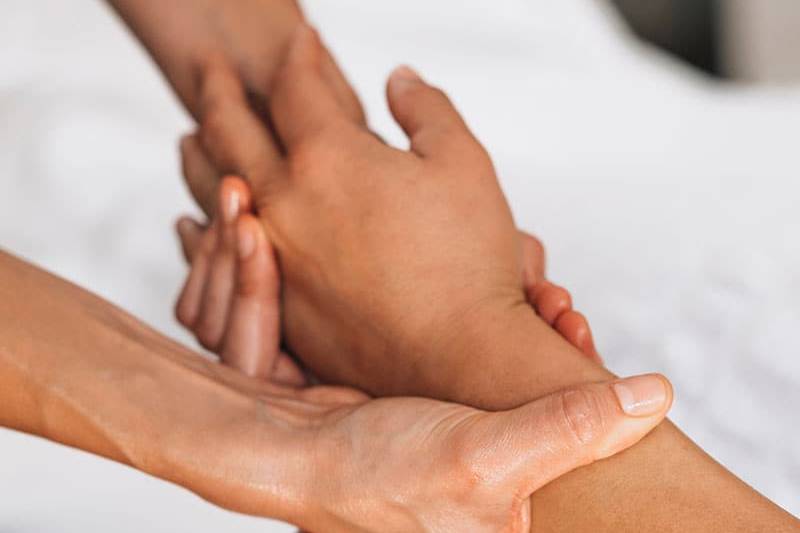 Traditionelle Vitalpunkte-Massage einer Hand.