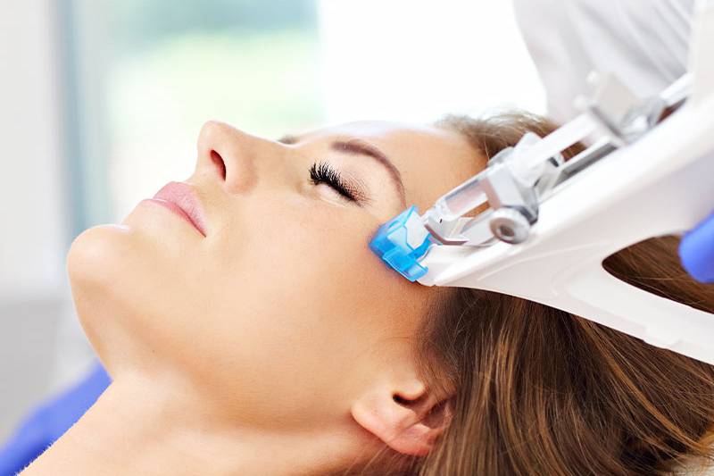 Modern mesotherapy treatment on the face of a lying woman by ÄsthetikaMed in the Arkona Strandhotel on Rügen.
