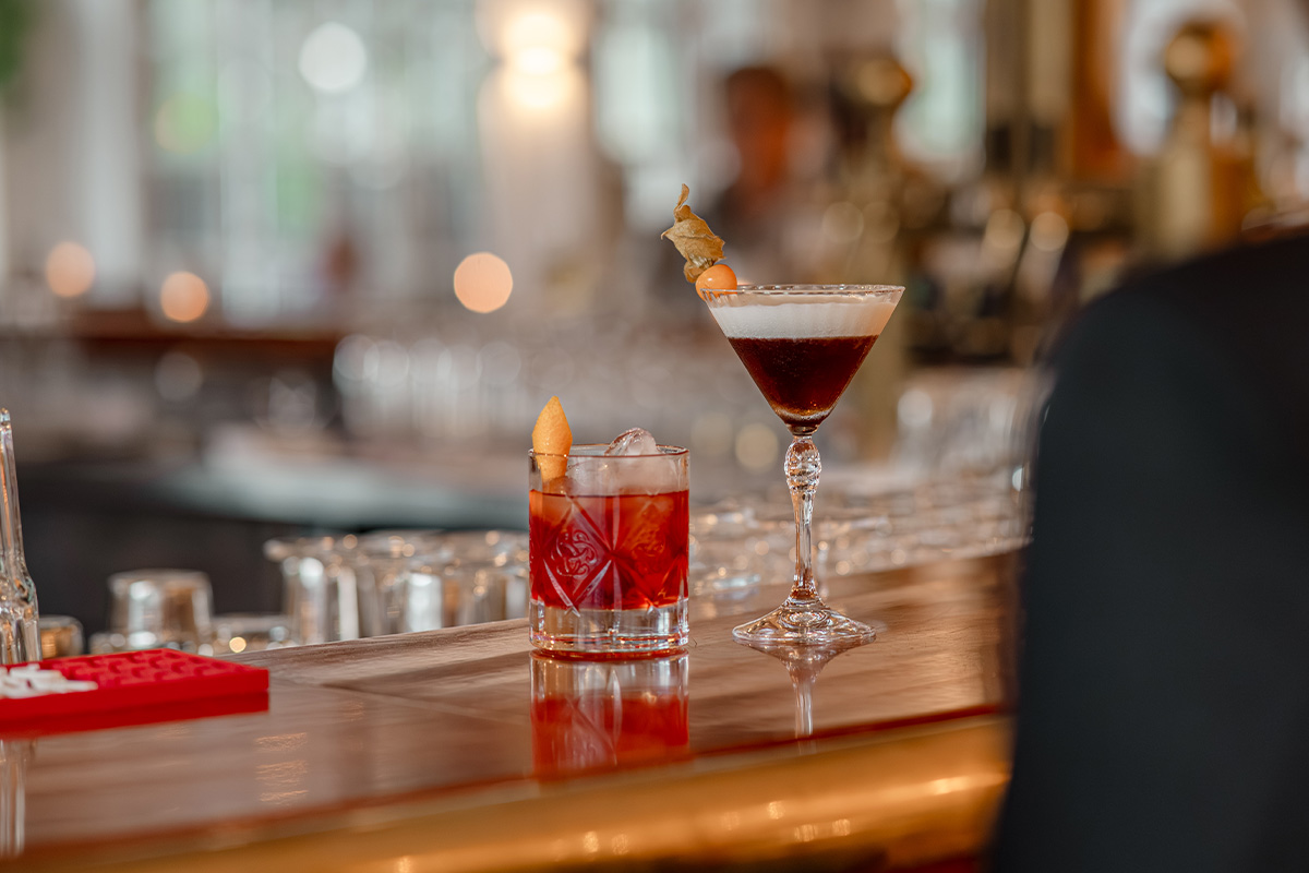 Detailaufnahme von hochwertigen Cocktails an der Störtebeker Bar im Restaurant in Binz.