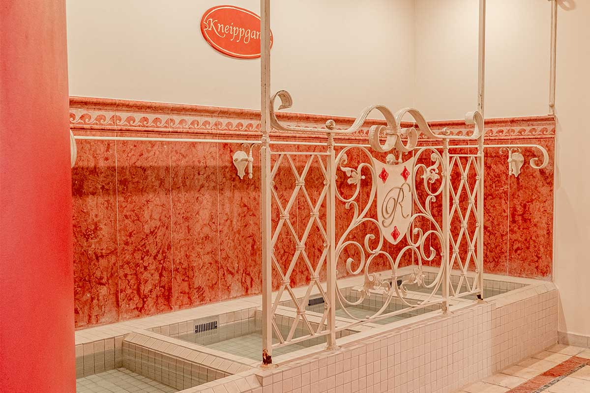 Kneipp water treading pool with playful metal area in the wellness area of the Rugard Thermal Strandhotel.