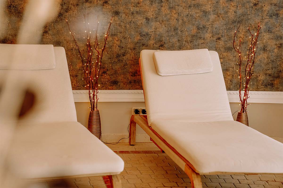 Two comfortable loungers in the relaxation area, bathed in warm light, at the Rugard Thermal Strandhotel in Binz