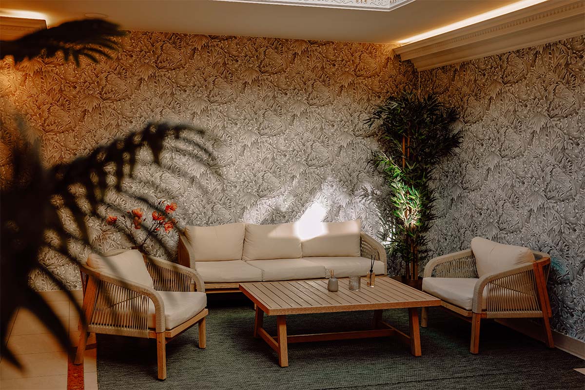 A stylishly furnished relaxation area with a sofa and warm lighting at the Rugard Thermal Strandhotel on Rügen