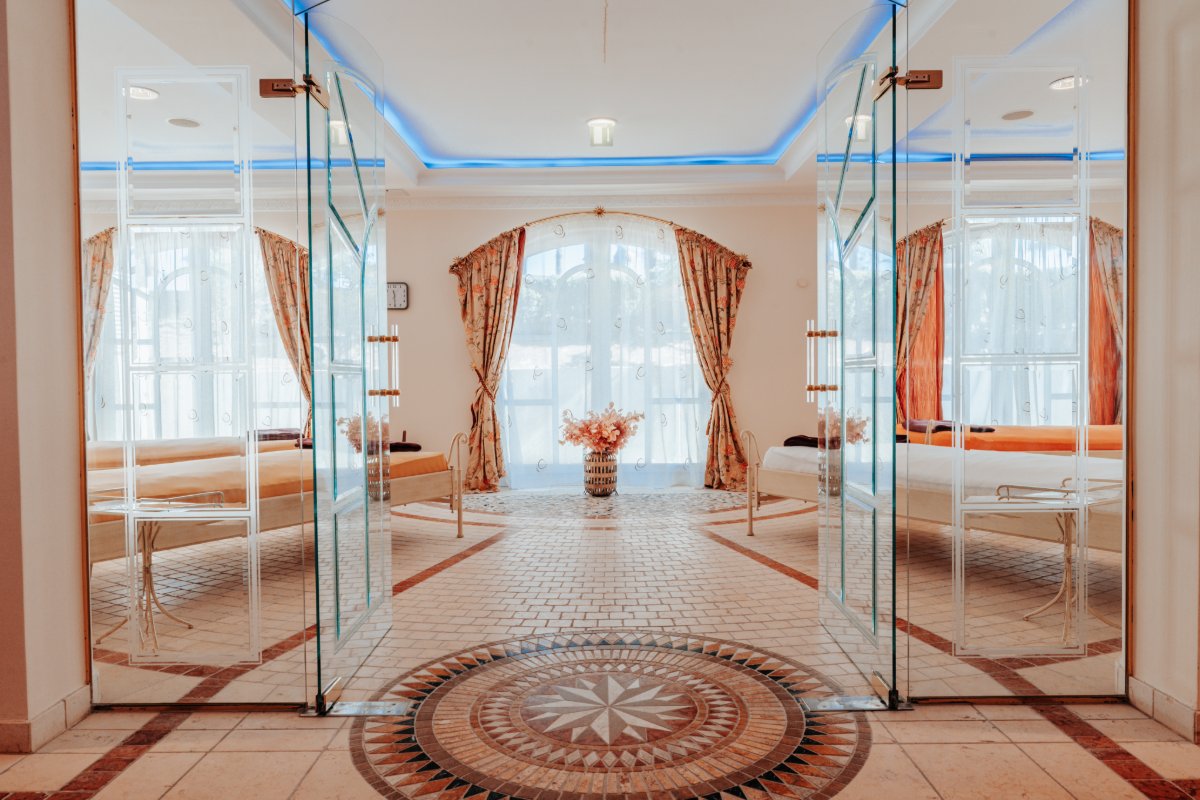 Elegant relaxation area with bright loungers, glass doors and natural light in the spa of the Rugard Thermal Strandhotel.