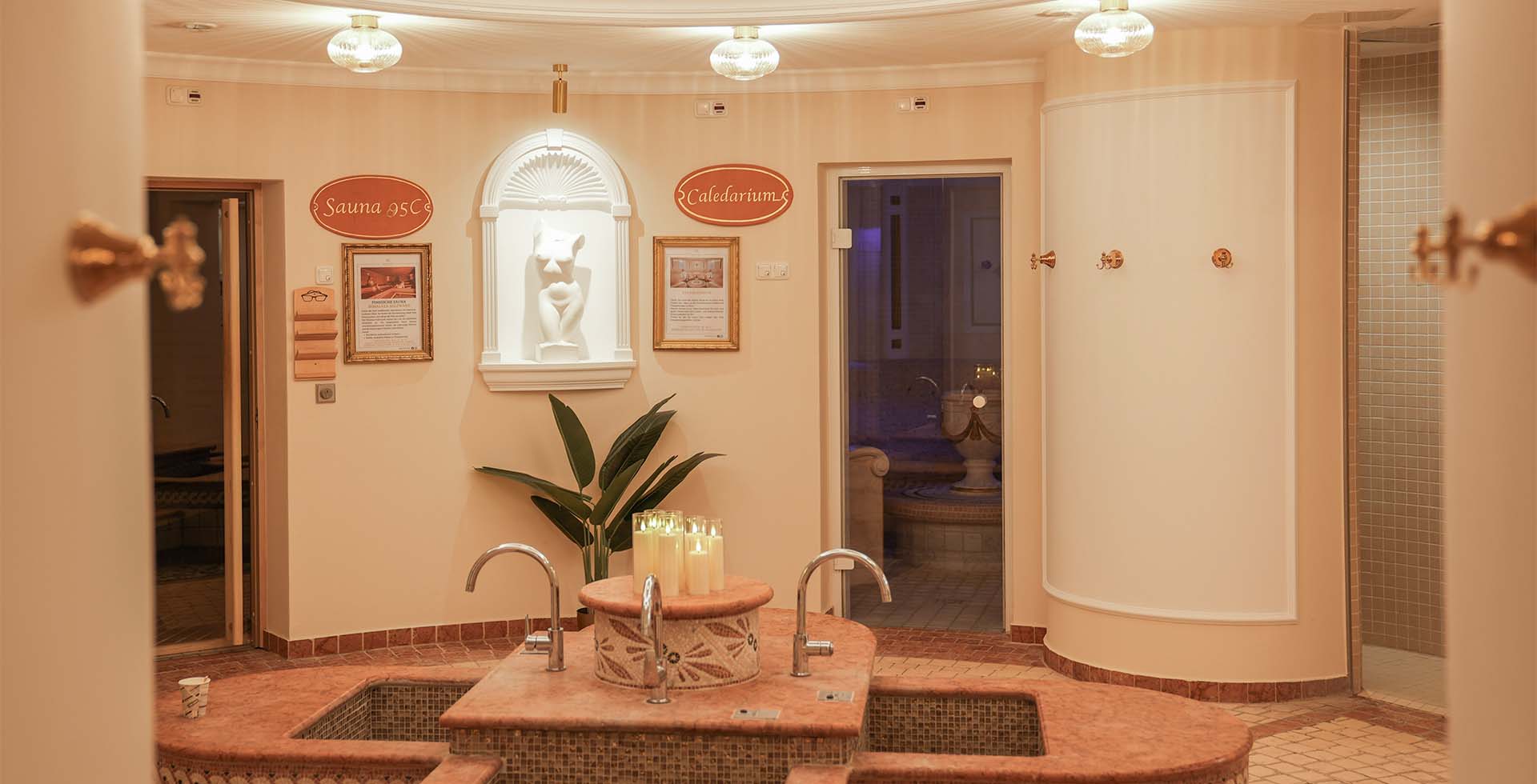 Interior with antique statue, washbasin and ice lions in the spa area of the Rugard Thermal Strandhotel on Rügen.